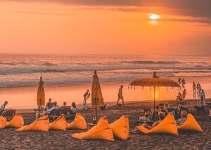 Wisata Seminyak di Pantai Bali saat matahari terbenam
